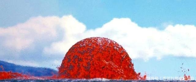 精选一组奇趣图片；北京西山上空出现圆形“航迹云”