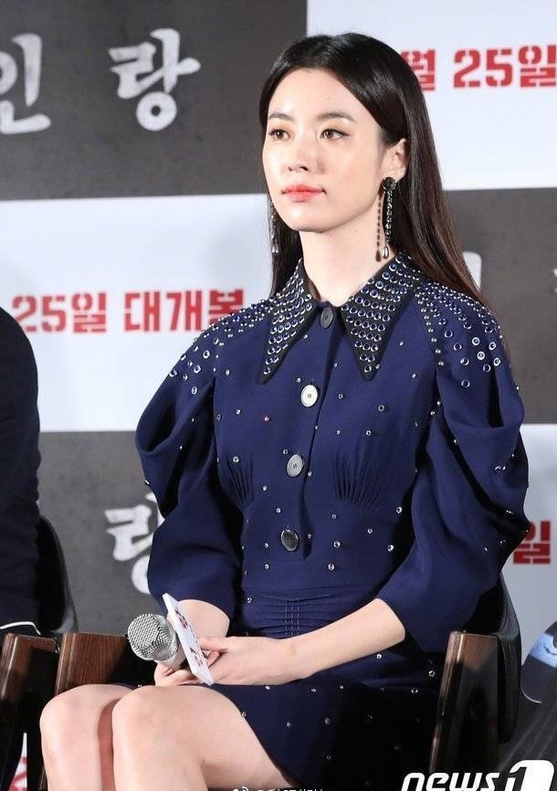 31岁韩孝周撞衫21岁张雪迎，同穿铆钉连衣裙，网友：张雪迎险胜