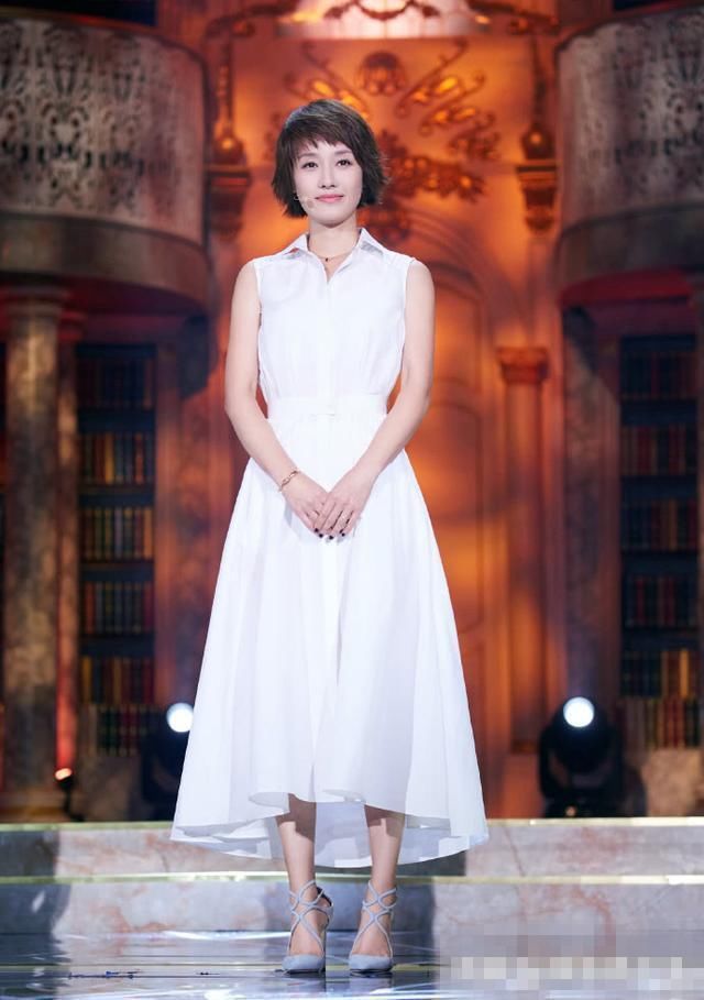 马伊琍难得高调一回,1万2连衣裙配5千的高跟鞋,网友:41岁像21