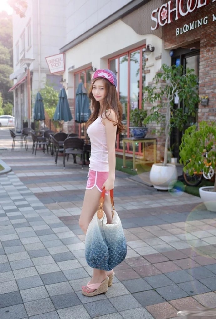 街拍：高颜值穿着个性性感的小姐姐，光鲜亮丽时尚动人！