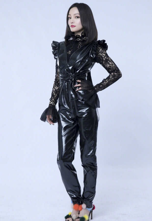 张韶涵将紧身裤穿成运动裤，从背后看认成小孩，网友：要瘦没了！