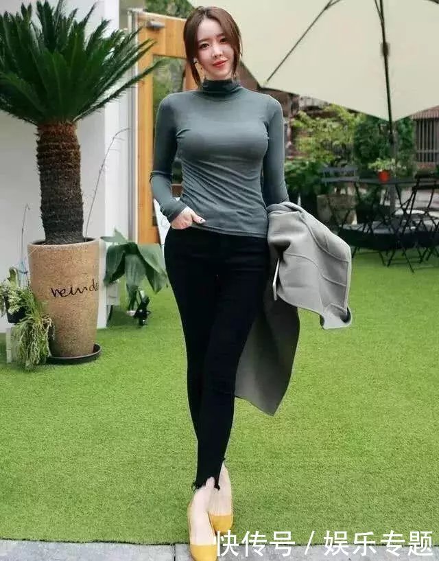 小姐姐散发一股淡淡的知性与唯美，紧身衣裹出性感身材