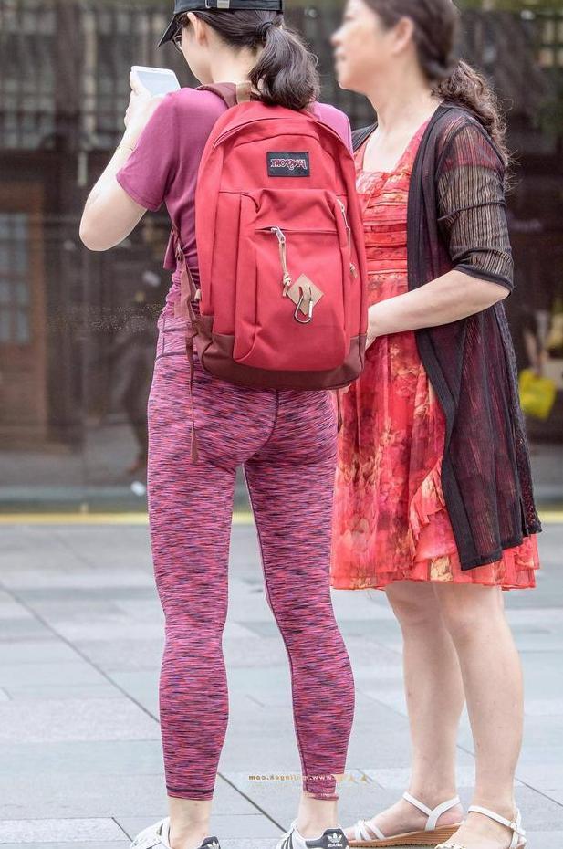 街拍：气质小姐姐紧身裤裹出微胖身材，走路姿势尽显成熟女人味儿