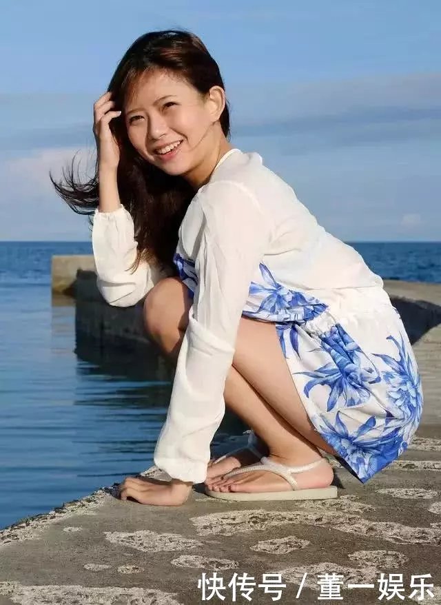 发育很好的比基尼嫩模在海边吹风，身材很好，但目测身高一米五