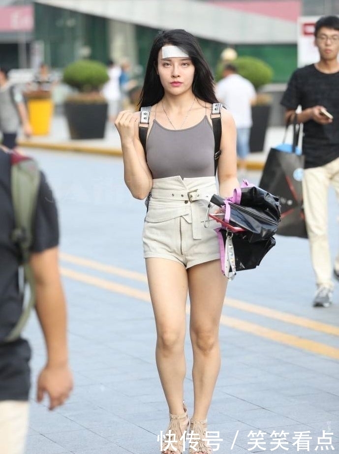  [微胖]路人街拍：微胖女孩也可以穿裸色，搭配对了就很时髦