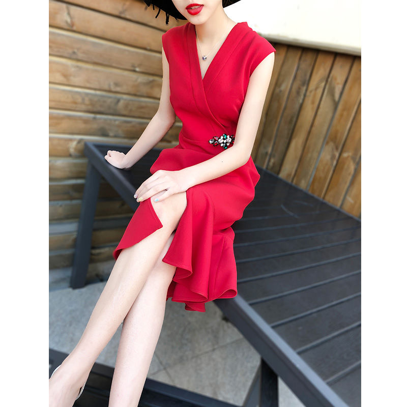 细腿+美鞋!鱼尾“开叉裙”搭“恨天高”风靡一夏，简直迷死人了