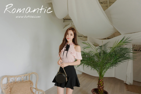 女神孙允珠,花蜜采撷玲珑珍珠荷叶露肩裙