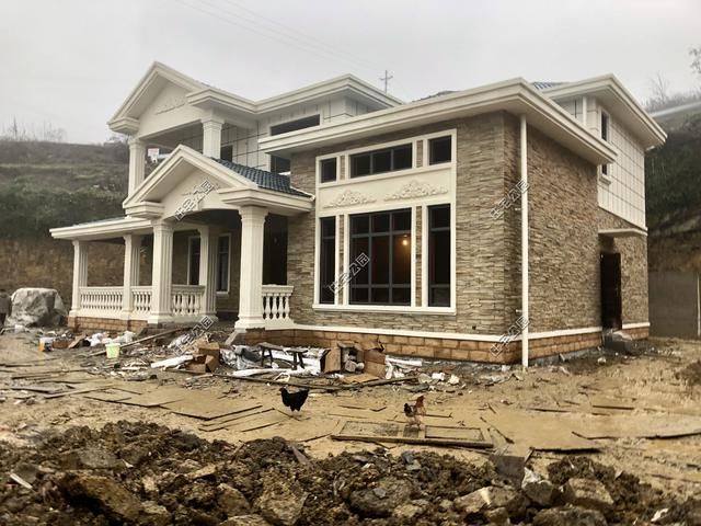  房盖■重庆刘先生回乡建洋楼，光挖机费就花了2万多，这房盖的有