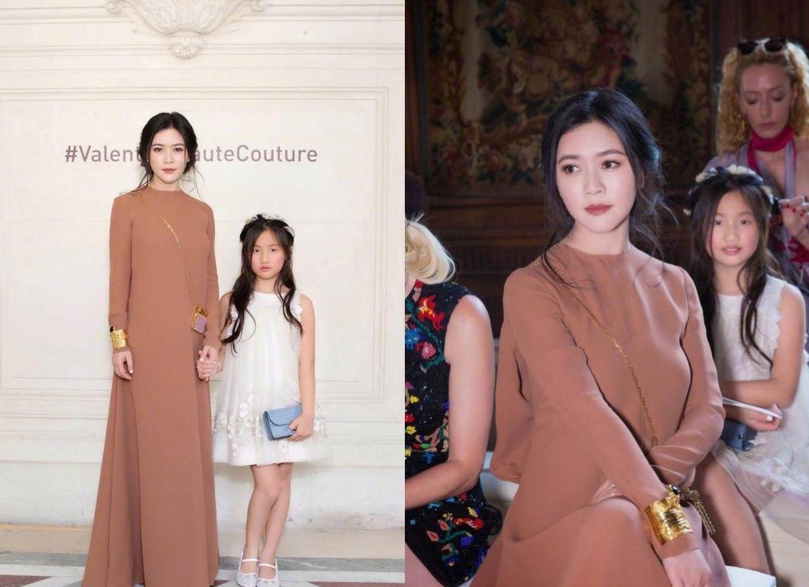 这对母女才是时尚圈高级范儿的示范，李湘母女在她们面前都显得lo