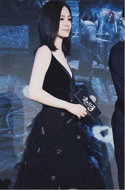 37岁阿娇穿羽绒服撞上范冰冰，这下输惨了，原来好衣品都是骗人