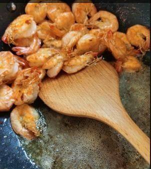  倒入锅里@椒盐虾，外酥里嫩，自己炒的椒盐真的香