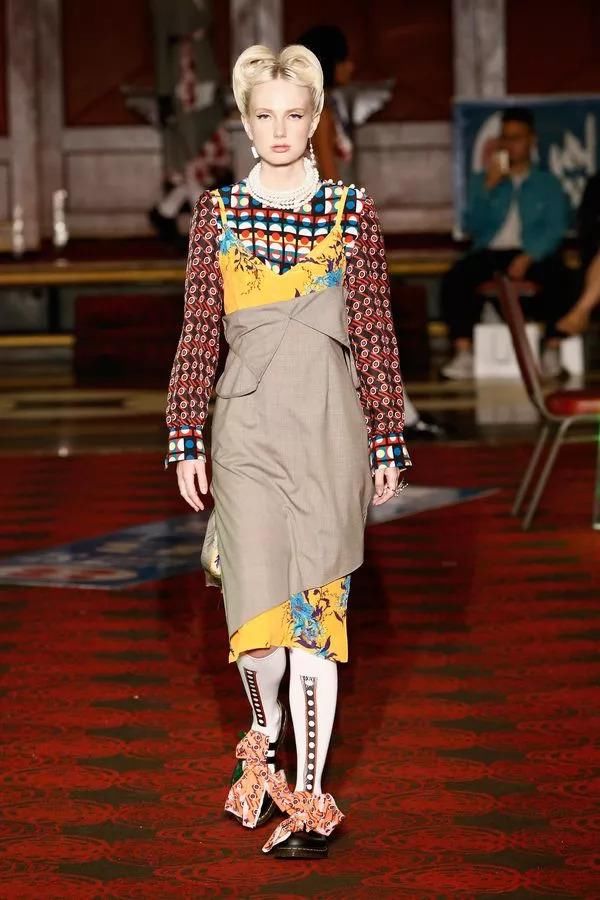 在唐人街的中餐馆打麻将，中式旗袍和解构西装完美结合，打造最中