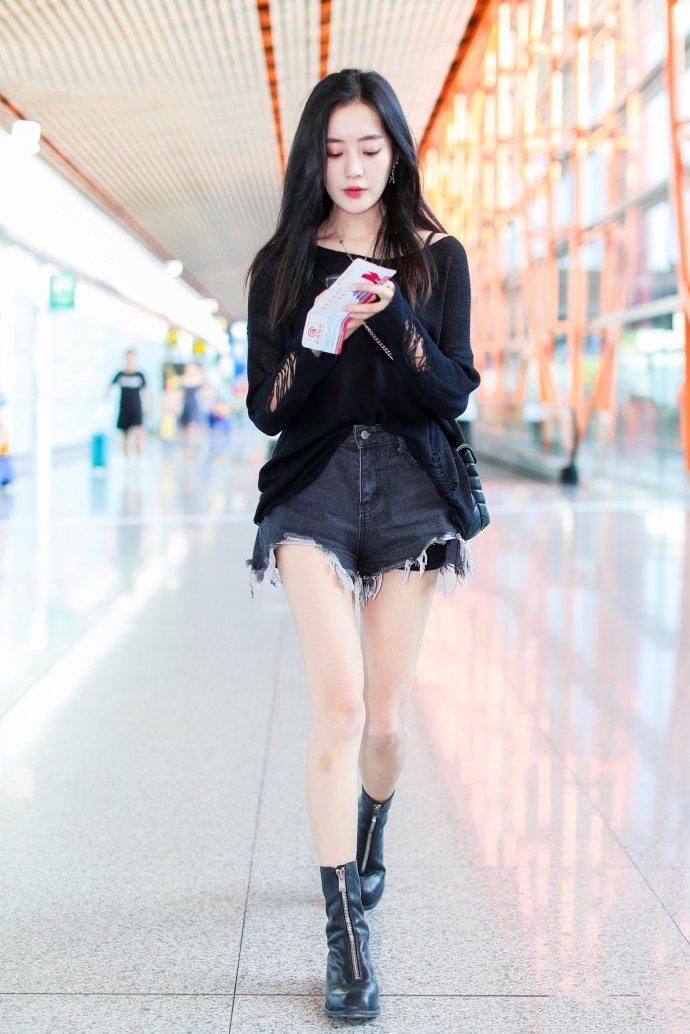 王梓薇的牛仔短裤太短了,幸亏穿有安全裤,网友:这腿可以出道了