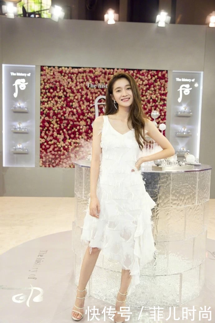 张雪迎穿一字肩薄纱裙好淑女,气质炸裂,撞上baby也不输!
