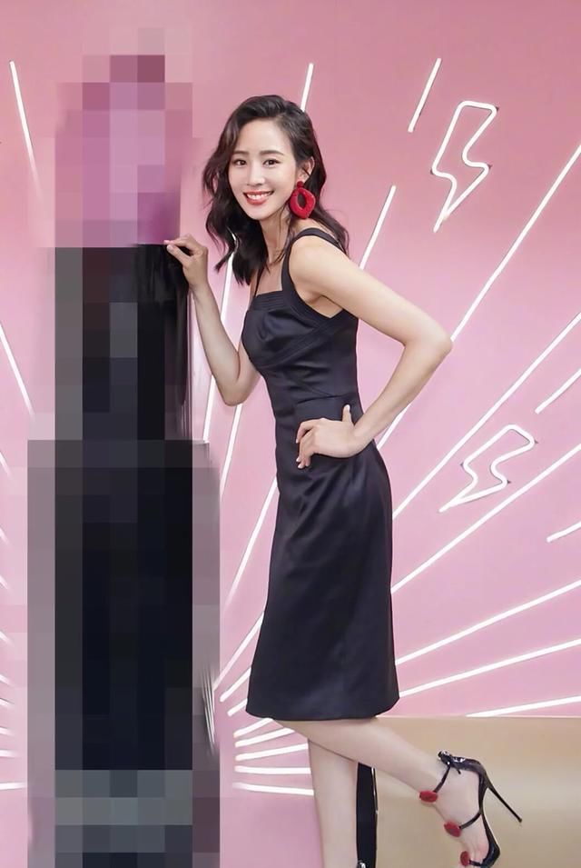 采用■36岁张钧甯穿超短裙秀细长美腿,御姐范十足,网友:这腿我服!