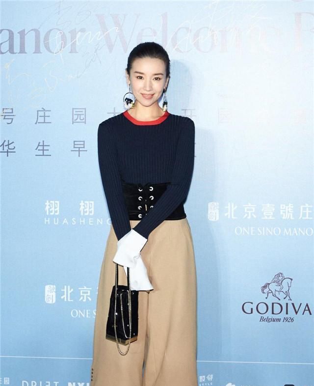  「时髦」最近火了一种穿法,叫:毛线衣+阔腿裤,遮肉、显高、时髦三不误