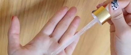  『精华液』你真的会用精华液吗1种方法5种妙用，让你的护肤“锦上添花”
