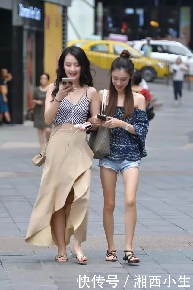 一起逛街的美丽姐妹花，气质都很甜美，左边的长裙美女更胜一筹，