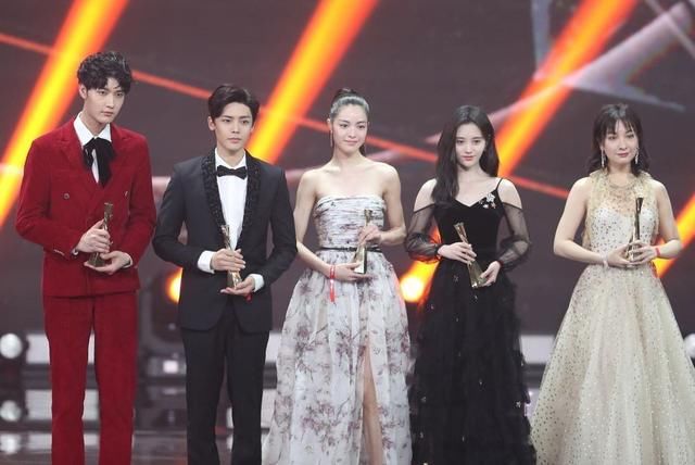 鞠婧祎吴昕同框身高一样，吴昕仪态太差不及“亲王妃”一半美