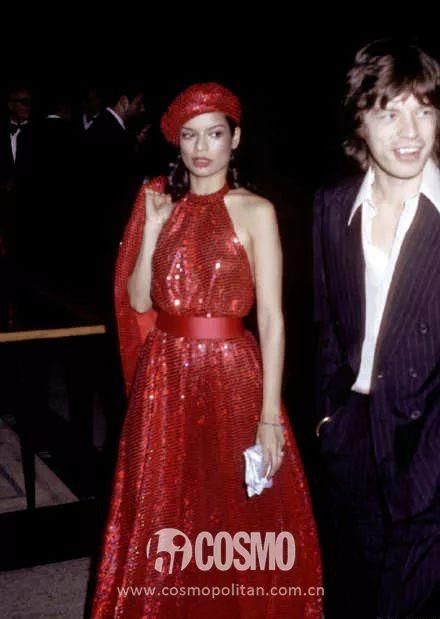 时髦办｜这位法国造型师穿衬衫结婚了，让我想起了赫本的头巾