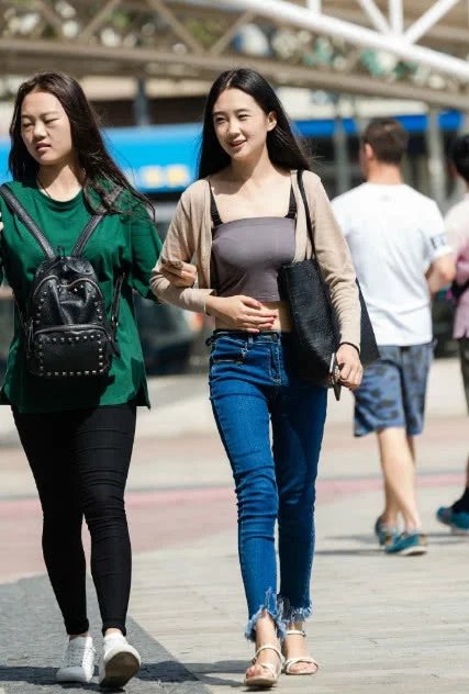 气质小姐姐紧身穿搭加您凹凸有致的身材,精致容颜微微一笑倾城倾