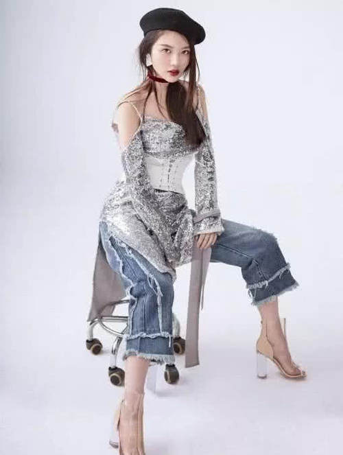 徐冬冬胆真大，穿透明雨衣大秀S曲线，网友：根本看不够！