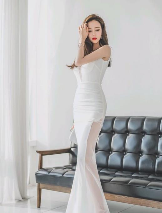 连衣|李妍静,一条白色的修身连衣长裙