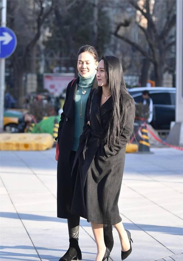  『气质』10厘米的细高跟，身材不高的姑娘，和大衣组合在一起穿出气质