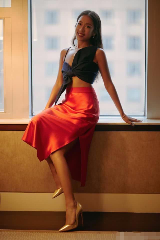 吉克隽逸胸前裹了一块布就亮相活动，网友：黑美人