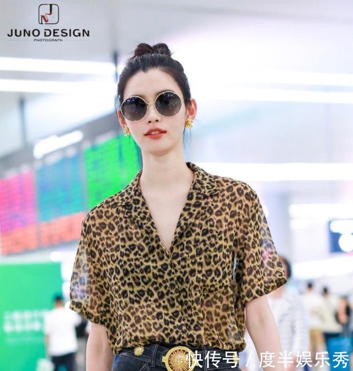 奚梦瑶身穿豹纹衬衫搭配黑色牛仔短裤亮相某机场, 豹纹衫好性感