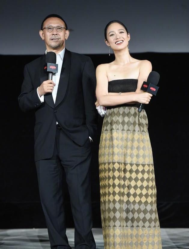 40岁周韵淡妆出镜，少有的高级脸让人着迷，高贵优雅美在骨子里！