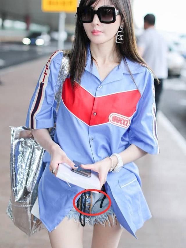 景甜张天爱相差两岁，不仅穿衣要撞衫，短裤还要反着穿