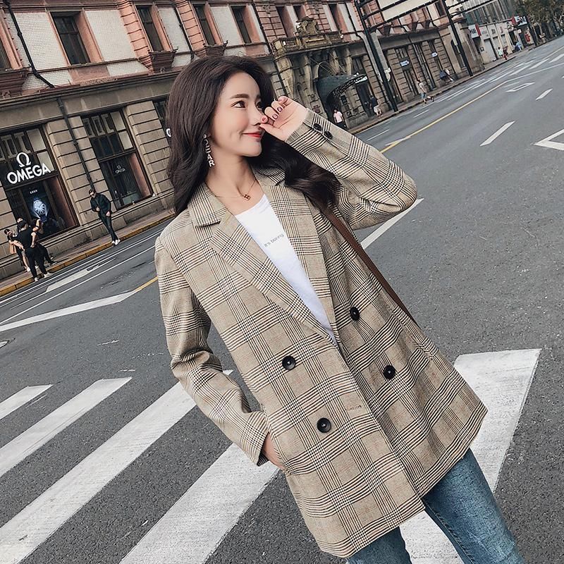 不得不说媳妇真会穿，“港味小西装”搭配牛仔裤，漂亮的清新脱俗