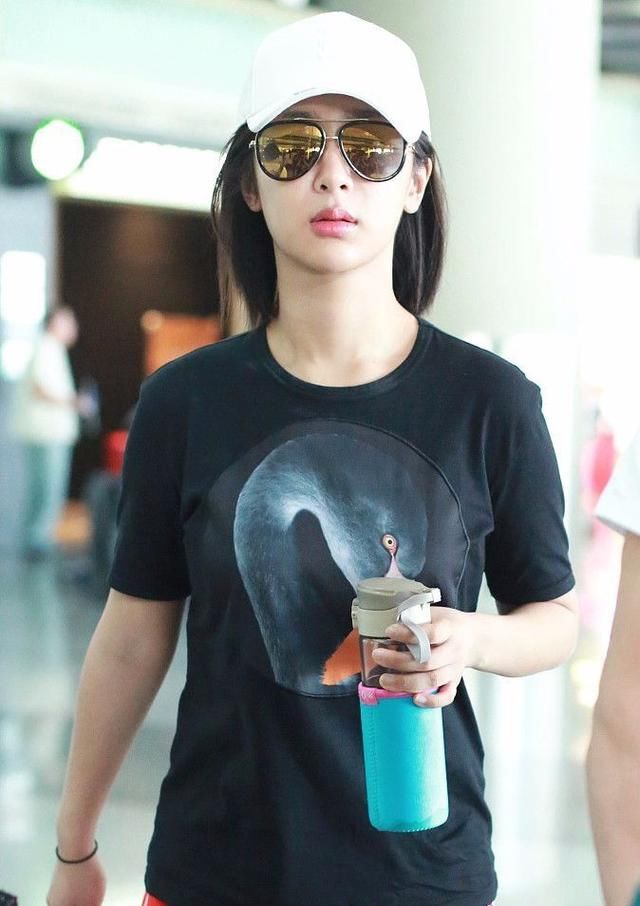 继吴昕之后，杨紫手握养生杯，90后的她已经老了吗？