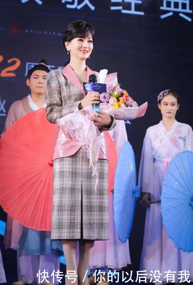 『不服』65岁赵雅芝真不服老,踩10cm高跟鞋配格纹西装裙,奶奶辈新潮流