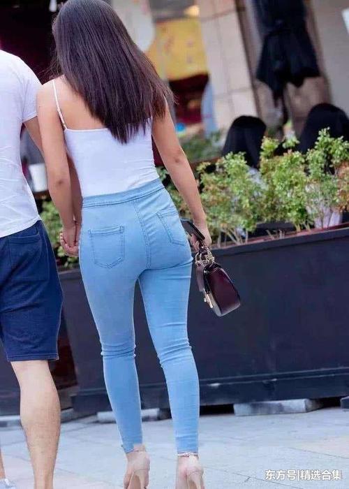 街拍：两个美女牛仔裤搭配不同的上衣，却美得不同寻常
