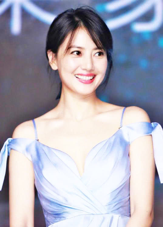 高圆圆参加活动照片流出，眼袋超明显，女神真的不再年轻了?