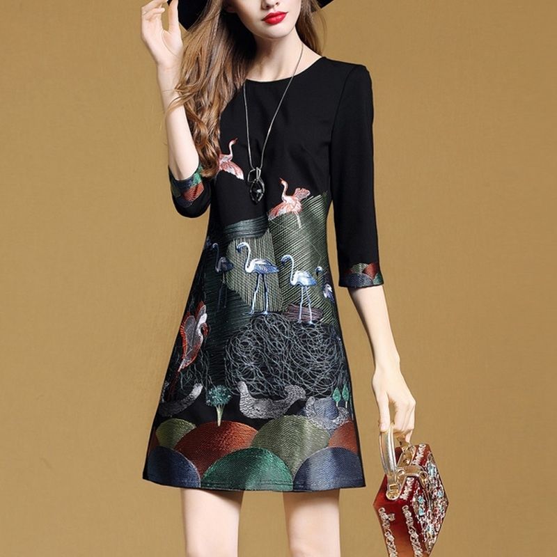 秋天别再裙子配打底裤，土的不行，这样穿连衣裙，美的不能再美了