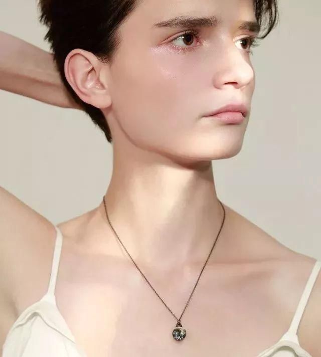 晶莹剔透的水晶球戴身上，真是又美又仙