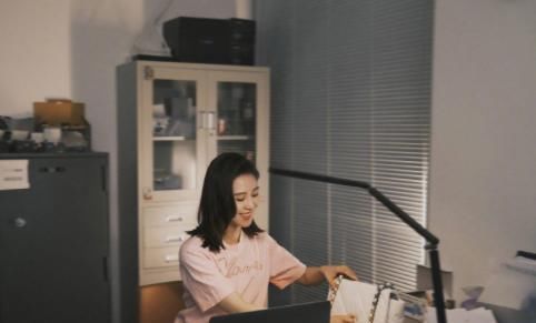  [贫民窟]秋冬最省钱的穿搭,“一衣多穿”出镜率爆表,贫民窟女孩的最爱
