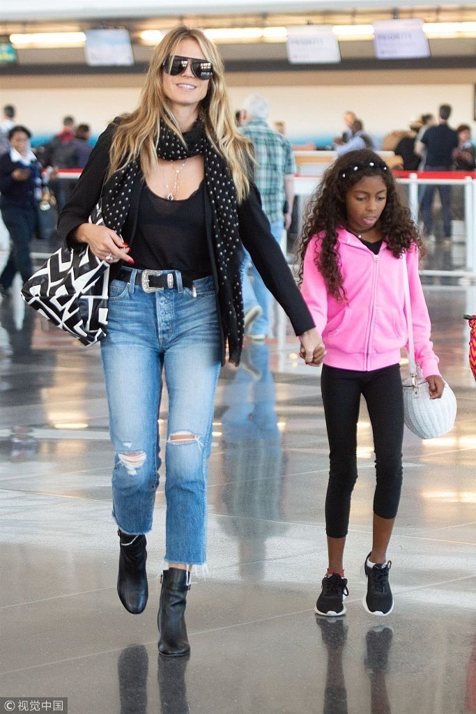 海蒂克鲁姆穿透视装若现内衣玩性感 牵手女儿机场“走秀”齐展逆