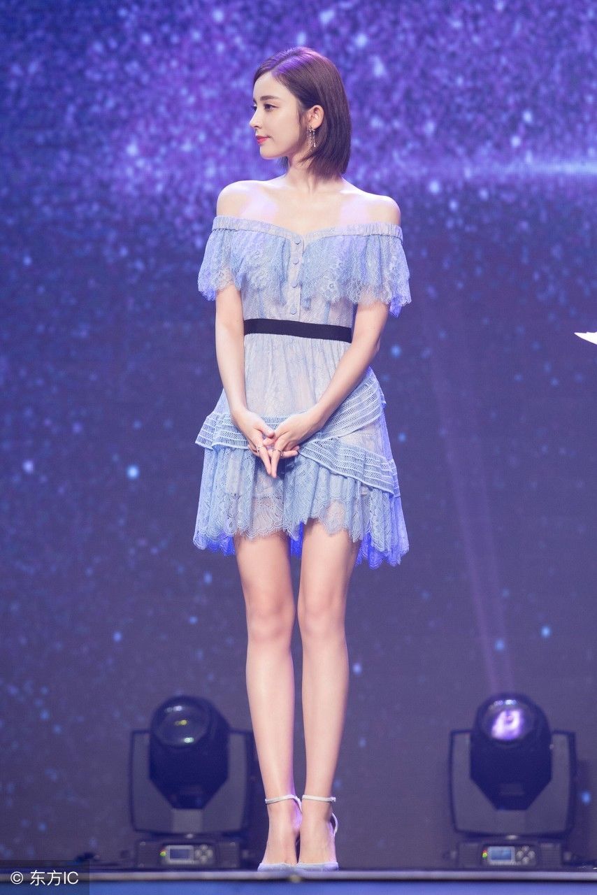 短发古力娜扎，侧颜美爆了，脚上的高跟鞋也亮了