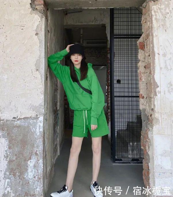 [气质]女人过了40岁，沈梦辰这三种服装配色不要选，穿上显黑还没气质