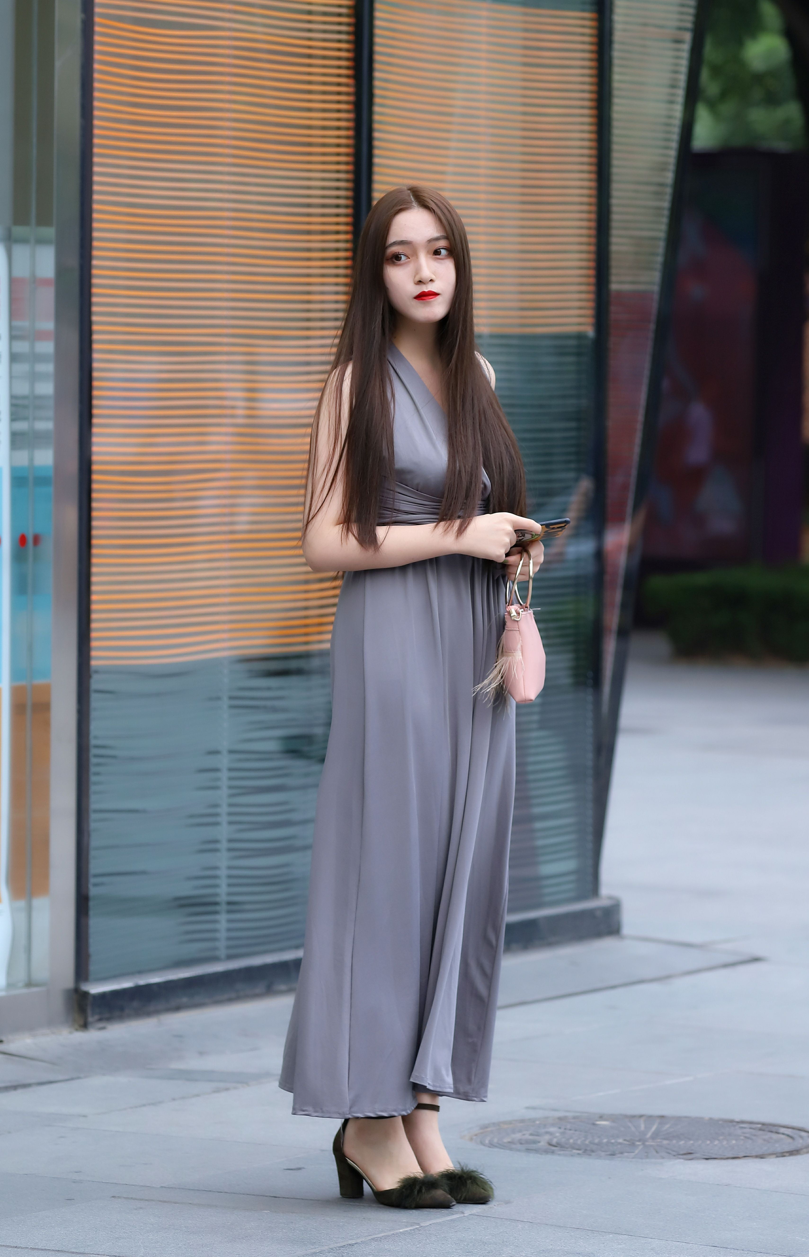 街拍：小姐姐紧身T恤配短裤，不仅性感还有大长腿！