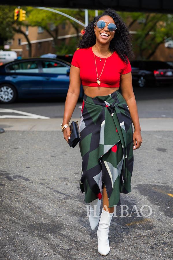 Tee+过膝裙Hold住各种场合 包你时髦一整夏！