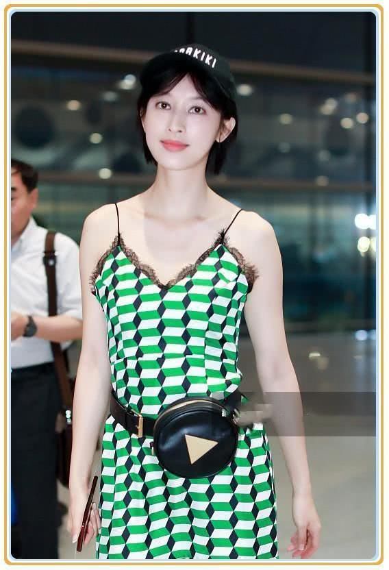 看了张俪的吊带裙，再看看舒畅，网友：奔放与保守的差距一目了然