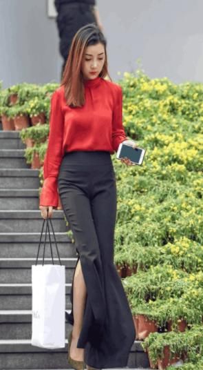 街拍：小姐姐穿着紧身裙，凸显时尚性感，身材纤细迷人