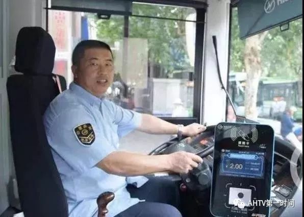 乘客吵得不可开交!司机停车说了一句话,整辆车都安静了