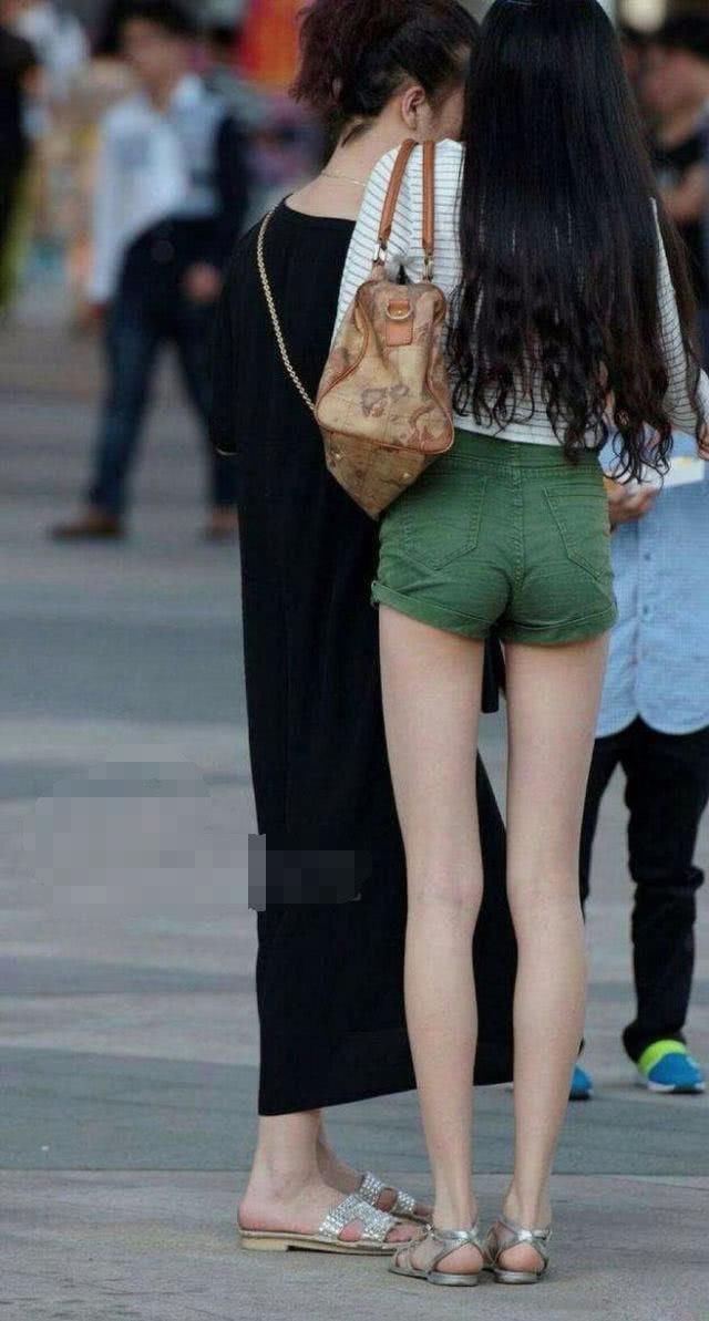 夏天穿修身的短裤，要不要搭配高跟鞋?她们给出了答案