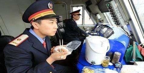  「美女」为什么在高铁上，很少看到乘务员吃饭？来听听美女乘务